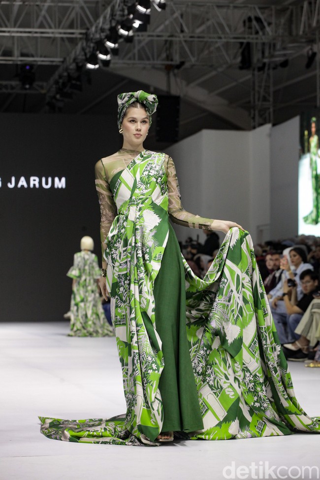 Inilah koleksi terbaru Benang Jarum di ajang Jakarta Fashion Week [JFW] 2025, di City Hall, Pondok Indah mall 3, Jakarta Selatan. Allyssa Hawadi, Co-Founder Benang Jarum mengungkapkan koleksi kali ini menghadirkan berbagai paduan motif mulai dari geometri hingga floral. Koleksi di JFW 2025 ini terinspirasi arsitektur Romawi dan Yunani. Foto: Andhika Prasetia/detikcom.