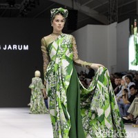 Inilah koleksi terbaru Benang Jarum di ajang Jakarta Fashion Week [JFW] 2025, di City Hall, Pondok Indah mall 3, Jakarta Selatan. Allyssa Hawadi, Co-Founder Benang Jarum mengungkapkan koleksi kali ini menghadirkan berbagai paduan motif mulai dari geometri hingga floral. Koleksi di JFW 2025 ini terinspirasi arsitektur Romawi dan Yunani. Foto: Andhika Prasetia/detikcom.