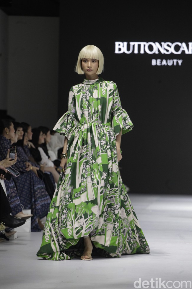 Inilah koleksi terbaru Benang Jarum di ajang Jakarta Fashion Week [JFW] 2025, di City Hall, Pondok Indah mall 3, Jakarta Selatan. Allyssa Hawadi, Co-Founder Benang Jarum mengungkapkan koleksi kali ini menghadirkan berbagai paduan motif mulai dari geometri hingga floral. Koleksi di JFW 2025 ini terinspirasi arsitektur Romawi dan Yunani. Foto: Andhika Prasetia/detikcom.