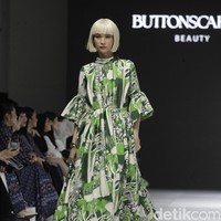 Inilah koleksi terbaru Benang Jarum di ajang Jakarta Fashion Week [JFW] 2025, di City Hall, Pondok Indah mall 3, Jakarta Selatan. Allyssa Hawadi, Co-Founder Benang Jarum mengungkapkan koleksi kali ini menghadirkan berbagai paduan motif mulai dari geometri hingga floral. Koleksi di JFW 2025 ini terinspirasi arsitektur Romawi dan Yunani. Foto: Andhika Prasetia/detikcom.