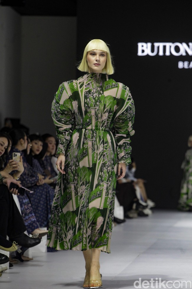 Inilah koleksi terbaru Benang Jarum di ajang Jakarta Fashion Week [JFW] 2025, di City Hall, Pondok Indah mall 3, Jakarta Selatan. Allyssa Hawadi, Co-Founder Benang Jarum mengungkapkan koleksi kali ini menghadirkan berbagai paduan motif mulai dari geometri hingga floral. Koleksi di JFW 2025 ini terinspirasi arsitektur Romawi dan Yunani. Foto: Andhika Prasetia/detikcom.