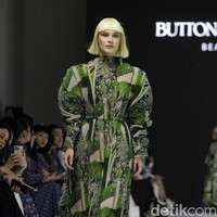 Inilah koleksi terbaru Benang Jarum di ajang Jakarta Fashion Week [JFW] 2025, di City Hall, Pondok Indah mall 3, Jakarta Selatan. Allyssa Hawadi, Co-Founder Benang Jarum mengungkapkan koleksi kali ini menghadirkan berbagai paduan motif mulai dari geometri hingga floral. Koleksi di JFW 2025 ini terinspirasi arsitektur Romawi dan Yunani. Foto: Andhika Prasetia/detikcom.