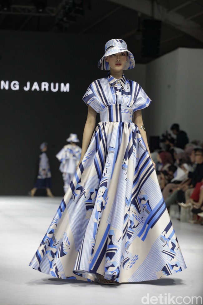 Inilah koleksi terbaru Benang Jarum di ajang Jakarta Fashion Week [JFW] 2025, di City Hall, Pondok Indah mall 3, Jakarta Selatan. Allyssa Hawadi, Co-Founder Benang Jarum mengungkapkan koleksi kali ini menghadirkan berbagai paduan motif mulai dari geometri hingga floral. Koleksi di JFW 2025 ini terinspirasi arsitektur Romawi dan Yunani. Foto: Andhika Prasetia/detikcom.