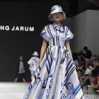 Inilah koleksi terbaru Benang Jarum di ajang Jakarta Fashion Week [JFW] 2025, di City Hall, Pondok Indah mall 3, Jakarta Selatan. Allyssa Hawadi, Co-Founder Benang Jarum mengungkapkan koleksi kali ini menghadirkan berbagai paduan motif mulai dari geometri hingga floral. Koleksi di JFW 2025 ini terinspirasi arsitektur Romawi dan Yunani. Foto: Andhika Prasetia/detikcom.