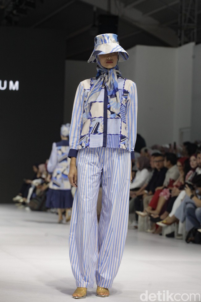 Inilah koleksi terbaru Benang Jarum di ajang Jakarta Fashion Week [JFW] 2025, di City Hall, Pondok Indah mall 3, Jakarta Selatan. Allyssa Hawadi, Co-Founder Benang Jarum mengungkapkan koleksi kali ini menghadirkan berbagai paduan motif mulai dari geometri hingga floral. Koleksi di JFW 2025 ini terinspirasi arsitektur Romawi dan Yunani.Foto: Andhika Prasetia/detikcom.