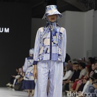 Inilah koleksi terbaru Benang Jarum di ajang Jakarta Fashion Week [JFW] 2025, di City Hall, Pondok Indah mall 3, Jakarta Selatan. Allyssa Hawadi, Co-Founder Benang Jarum mengungkapkan koleksi kali ini menghadirkan berbagai paduan motif mulai dari geometri hingga floral. Koleksi di JFW 2025 ini terinspirasi arsitektur Romawi dan Yunani.Foto: Andhika Prasetia/detikcom.