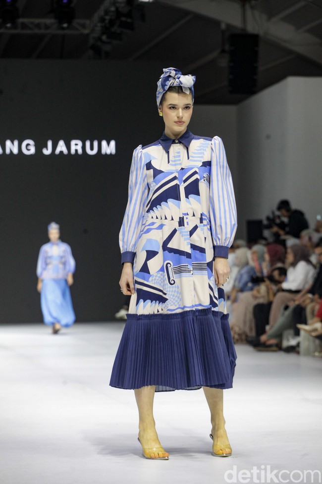 Inilah koleksi terbaru Benang Jarum di ajang Jakarta Fashion Week [JFW] 2025, di City Hall, Pondok Indah mall 3, Jakarta Selatan. Allyssa Hawadi, Co-Founder Benang Jarum mengungkapkan koleksi kali ini menghadirkan berbagai paduan motif mulai dari geometri hingga floral. Koleksi di JFW 2025 ini terinspirasi arsitektur Romawi dan Yunani. Foto: Andhika Prasetia/detikcom.