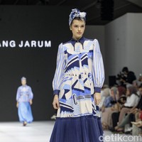 Inilah koleksi terbaru Benang Jarum di ajang Jakarta Fashion Week [JFW] 2025, di City Hall, Pondok Indah mall 3, Jakarta Selatan. Allyssa Hawadi, Co-Founder Benang Jarum mengungkapkan koleksi kali ini menghadirkan berbagai paduan motif mulai dari geometri hingga floral. Koleksi di JFW 2025 ini terinspirasi arsitektur Romawi dan Yunani. Foto: Andhika Prasetia/detikcom.