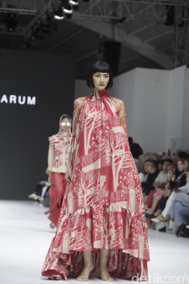 Inilah koleksi terbaru Benang Jarum di ajang Jakarta Fashion Week [JFW] 2025, di City Hall, Pondok Indah mall 3, Jakarta Selatan. Allyssa Hawadi, Co-Founder Benang Jarum mengungkapkan koleksi kali ini menghadirkan berbagai paduan motif mulai dari geometri hingga floral. Koleksi di JFW 2025 ini terinspirasi arsitektur Romawi dan Yunani. Foto: Andhika Prasetia/detikcom.