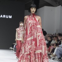 Inilah koleksi terbaru Benang Jarum di ajang Jakarta Fashion Week [JFW] 2025, di City Hall, Pondok Indah mall 3, Jakarta Selatan. Allyssa Hawadi, Co-Founder Benang Jarum mengungkapkan koleksi kali ini menghadirkan berbagai paduan motif mulai dari geometri hingga floral. Koleksi di JFW 2025 ini terinspirasi arsitektur Romawi dan Yunani. Foto: Andhika Prasetia/detikcom.