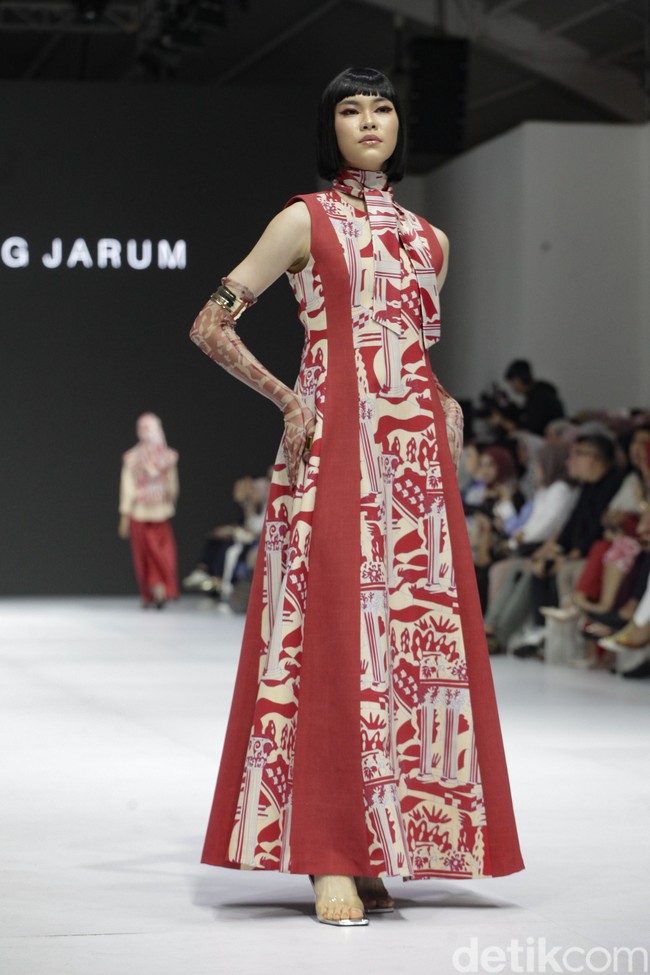 Inilah koleksi terbaru Benang Jarum di ajang Jakarta Fashion Week [JFW] 2025, di City Hall, Pondok Indah mall 3, Jakarta Selatan. Allyssa Hawadi, Co-Founder Benang Jarum mengungkapkan koleksi kali ini menghadirkan berbagai paduan motif mulai dari geometri hingga floral. Koleksi di JFW 2025 ini terinspirasi arsitektur Romawi dan Yunani. Foto: Andhika Prasetia/detikcom.
