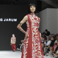 Inilah koleksi terbaru Benang Jarum di ajang Jakarta Fashion Week [JFW] 2025, di City Hall, Pondok Indah mall 3, Jakarta Selatan. Allyssa Hawadi, Co-Founder Benang Jarum mengungkapkan koleksi kali ini menghadirkan berbagai paduan motif mulai dari geometri hingga floral. Koleksi di JFW 2025 ini terinspirasi arsitektur Romawi dan Yunani. Foto: Andhika Prasetia/detikcom.