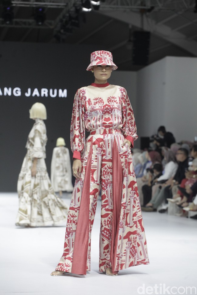 Inilah koleksi terbaru Benang Jarum di ajang Jakarta Fashion Week [JFW] 2025, di City Hall, Pondok Indah mall 3, Jakarta Selatan. Allyssa Hawadi, Co-Founder Benang Jarum mengungkapkan koleksi kali ini menghadirkan berbagai paduan motif mulai dari geometri hingga floral. Koleksi di JFW 2025 ini terinspirasi arsitektur Romawi dan Yunani. Foto: Andhika Prasetia/detikcom.