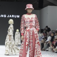 Inilah koleksi terbaru Benang Jarum di ajang Jakarta Fashion Week [JFW] 2025, di City Hall, Pondok Indah mall 3, Jakarta Selatan. Allyssa Hawadi, Co-Founder Benang Jarum mengungkapkan koleksi kali ini menghadirkan berbagai paduan motif mulai dari geometri hingga floral. Koleksi di JFW 2025 ini terinspirasi arsitektur Romawi dan Yunani. Foto: Andhika Prasetia/detikcom.