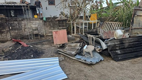 Kondisi rumah milik warga Kelurahan Lukluk, Badung, yang dibakar temannya sendiri, Selasa (29/10/2024). (Foto: Dok. Polres Badung)