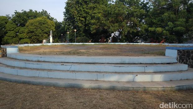 Kondisi taman Krucuk setelah dibersihkan