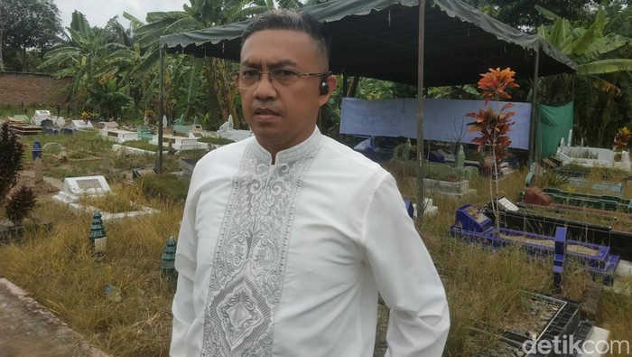 Kuasa hukum keluarga korban Thomy Faisal saat dikonfirmasi wartawan sebelum dimulainya ekshumasi di perkuburan muslim Sidomukti, Kisaran, Asahan. (Perdana Ramadhan/detikSumut)