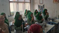 Terlihat beberapa siswa tengah menjahit pakaian dengan desain rancangan mereka. Kegiatan tersebut merupakan salah satu pembelajaran dari jurusan Tata Busana. Foto: Cicin Yulianti