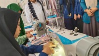 Bersama Direktur Jenderal Guru dan Ketenagakerjaan (Dirjen GTK), Nunuk Suryani, Muti berkeliling menghampiri siswa yang tengah menjahit dan memberikan motivasi kepada mereka. Kemudian, Muti memastikan juga bahwa SMK 3 Muhammadiyah sudah mempunyai program internasional, salah satunya Bahasa Jepang. Foto: Cicin Yulianti