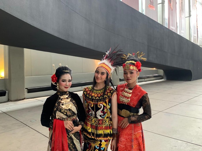 LCCM dibuka dengan penampilan tari dari SMK Boash 1 Bogor yang dibawakan oleh Nasya Chairunnisa (kiri), Marcha Nayla (tengah), dan Amanda Cinta Bella (kanan). LCCM dibuka dengan penampilan tari dari SMK Boash 1 Bogor yang dibawakan oleh Nasya Chairunnisa (kiri), Marcha Nayla (tengah), dan Amanda Cinta Bella (kanan).