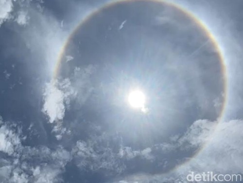 Matahari terlihat dikelilingi bulatan seperti cincin di langit Labuan Bajo, Manggarai Barat, Nusa Tenggara Timur (NTT), Jumat (1/11/2024)