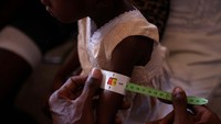 Lengan seorang anak diukur untuk memeriksa kekurangan gizi di klinik kesehatan keliling yang diselenggarakan oleh UNICEF dan Medecins du Monde di Port-au-Prince, Haiti, Kamis (31/10).  