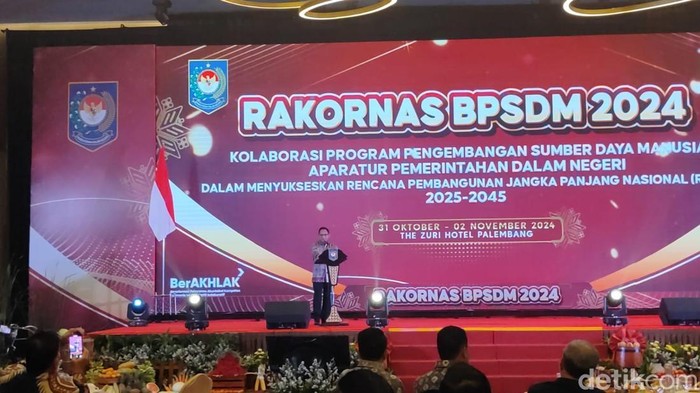 Mendagri saat membuka Rakornas BPSDM di Palembang.