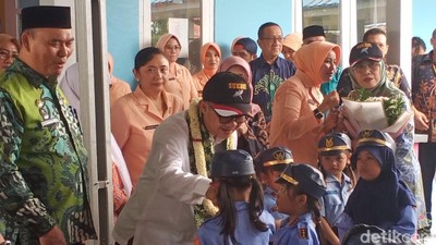 Potret Kunker Perdana! Mendikdasmen Muti Sapa Siswa TK Angkasa Lanud Palembang