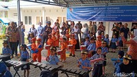 Kedatangan Muti disambut hangat oleh siswa dan para guru. Sebuah pertunjukan drum band dari siswa turut memeriahkan kedatangannya. Foto: (Cicin Yulianti/detikcom)