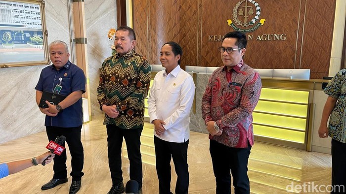 Menhut Raja Juli Antoni Bertemu Jaksa Agung