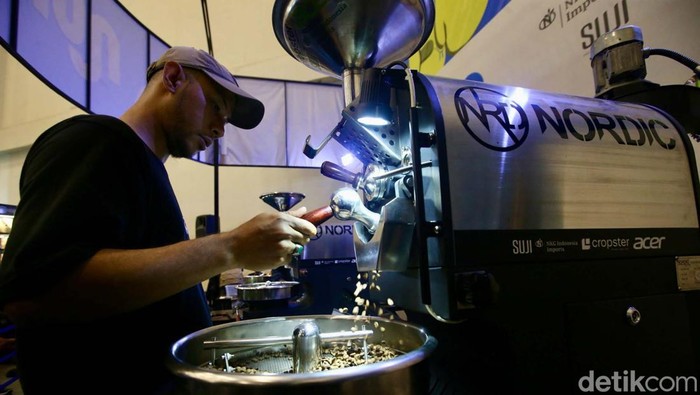 Menikmati Kopi di Jakarta Coffee Week 2024 Jakarta Coffee Week 2024 tengah berlangsung di Indonesia Convention Exhibition (ICE) BSD, Tangerang Selatan. Acara ini untuk mendorong industri kopi lokal mendunia.