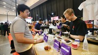 Pengunjung memadati Jakarta Coffee Week 2024 yang berlangsung di Indonesia Convention Exhibition (ICE) BSD, Tangerang Selatan, Jumat (1/11/2024).