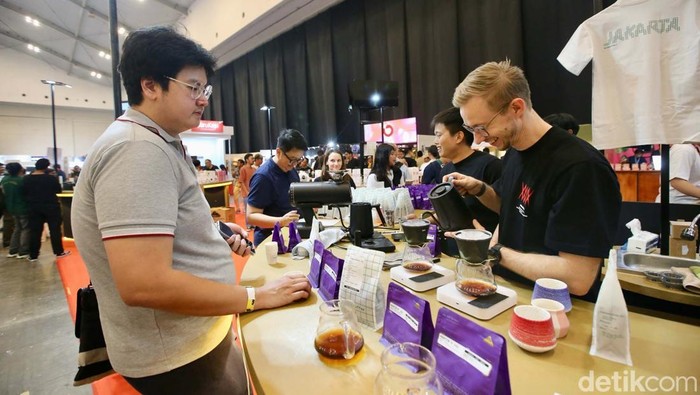 Menikmati Kopi di Jakarta Coffee Week 2024 Jakarta Coffee Week 2024 tengah berlangsung di Indonesia Convention Exhibition (ICE) BSD, Tangerang Selatan. Acara ini untuk mendorong industri kopi lokal mendunia.