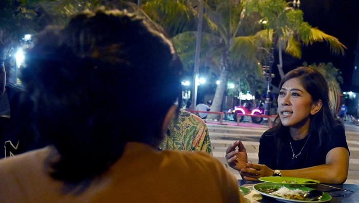 Menkomdigi Meutya Hafid saat berdiskusi dengan komunitas lokal Kupang terkait literasi digital.