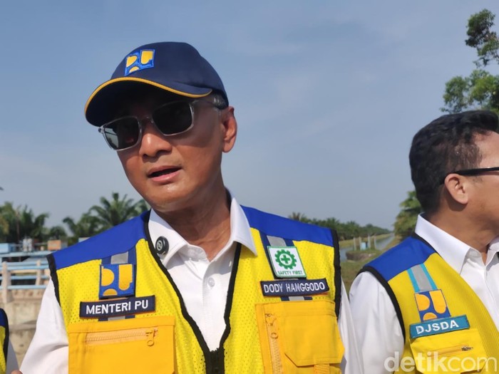 Menteri Pekerjaan Umum Dody Hanggodo saat mengecek progres pembangunan bendungan Tiga Dihaji