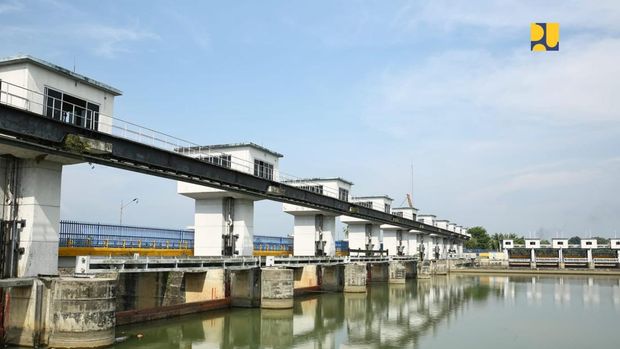Menteri Pekerjaan Umum (PU) Dody Hanggodo meninjau Jaringan Irigasi Komering di Bendung Perjaya, Kecamatan Martapura, Kabupaten OKU Timur, Sumatera Selatan, Kamis (31/10/2024). (Dok: Kementerian PU)
