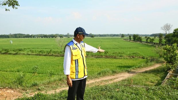 Menteri Pekerjaan Umum (PU) Dody Hanggodo meninjau Jaringan Irigasi Komering di Bendung Perjaya, Kecamatan Martapura, Kabupaten OKU Timur, Sumatera Selatan, Kamis (31/10/2024). (Dok: Kementerian PU)