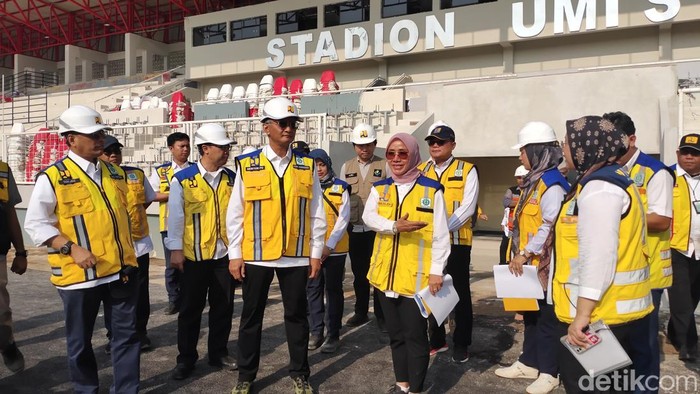 Menteri PU Dody Hangodo melihat renovasi Stadion Bumi Sriwijaya