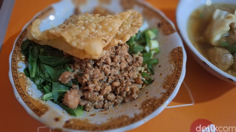 Tamatan SD Sukses Jadi Pelopor Mie Ayam Coli yang Unik