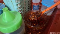 Berbagai eksperimen dilakukannya untuk mendapatkan racikan chili oil terbaik. Ia hanya berbekal YouTuber dan resep-resep yang ditemukan secara acak di internet untuk mendapat rasa yang sempurna. Foto: detikcom/Diah Afrilian