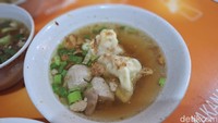 Hampir semua bahan-bahan makanannya dibuat homemade, kecuali mie yang diambil dari pemasok. Pangsit rebus hingga pangsit gorengnya dibuat sendiri dengan resep yang dikembangkan Edi. Foto: detikcom/Diah Afrilian