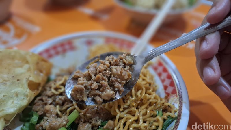 Mie Ayam Coli Bang Gon's Tamatan SD Sukses Jadi Pelopor Mie Ayam Coli yang Unik