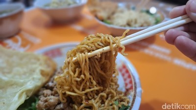 Nyamm! Pedas Menyengat Mie Ayam Coli yang Nyeleneh Namanya