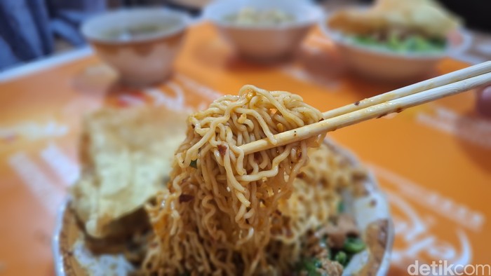 Tamatan SD Sukses Jadi Pelopor Mie Ayam Coli yang Unik