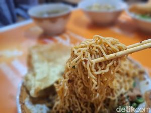 Tamatan SD Sukses Jadi Pelopor Mie Ayam Coli yang Unik