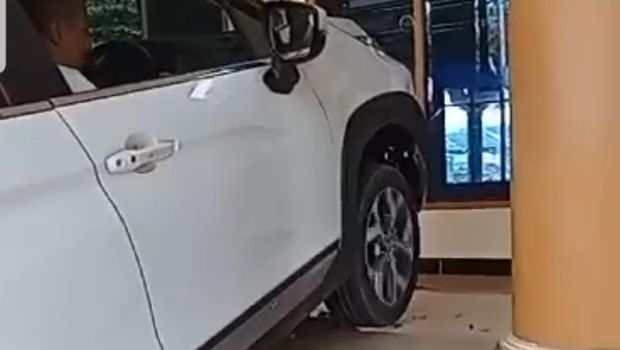 mobil masuk masjid di Jember