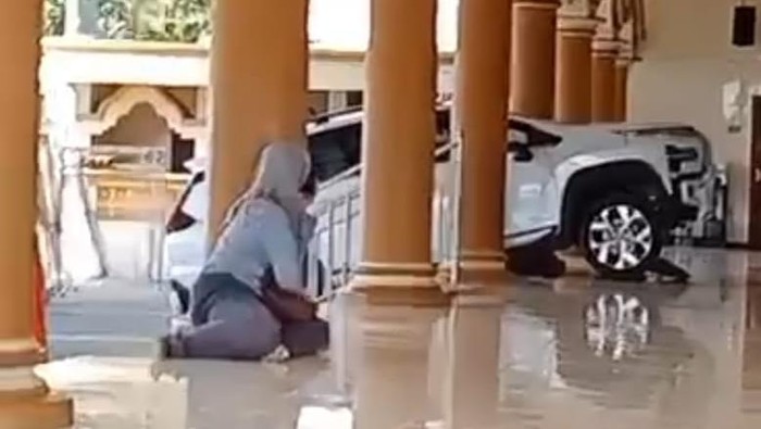mobil masuk masjid di Jember