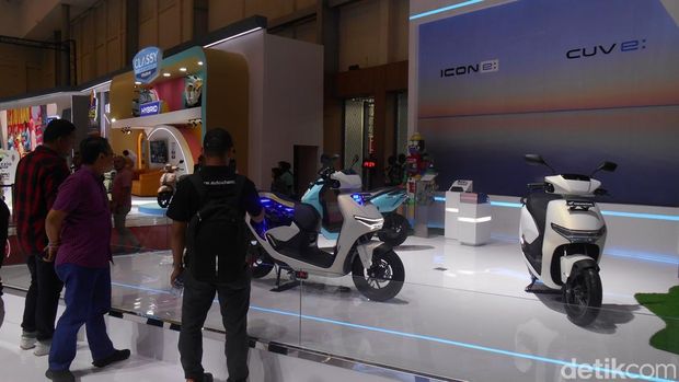 Motor listrik di Booth Honda di IMOS 2024.