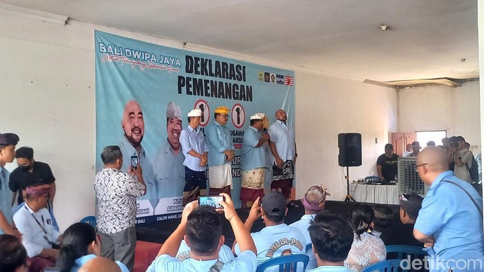 Cagub-cawagub Mulia-PAS bersama cabup-cawabup Buleleng Nyoman Sugawa Korry-Gede Suardana di Desa Sangket, Buleleng, Kamis (31/10/2024). (Made Wijaya Kusuma/detikBali).