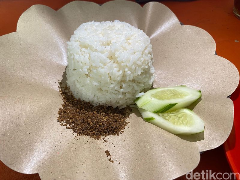 Nasi Bebek Pak Munawi; bebek goreng ala Madura berbumbu hitam dengan tambahan wijen tumbuk